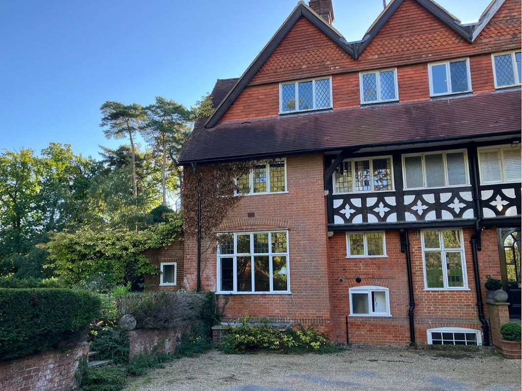 6 Bed Grade II Listed Period Property in Haslemere - For Sale with Austin Gray Auctions for a starting price of £1,100,000 (January 2023)