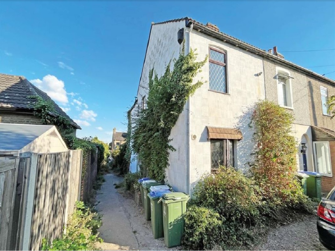 2 Bed End-Terrace Property in Belvedere - For Sale with Auction House London for a Guide price of £140,000 (March 2023)