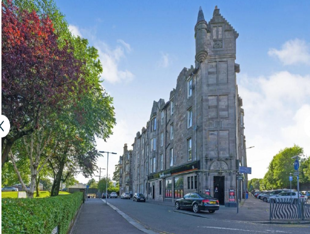 2 Bed First Floor Flat in Dumbarton - For Sale with iamsold with a Guide Price of £60,000 (March 2023)