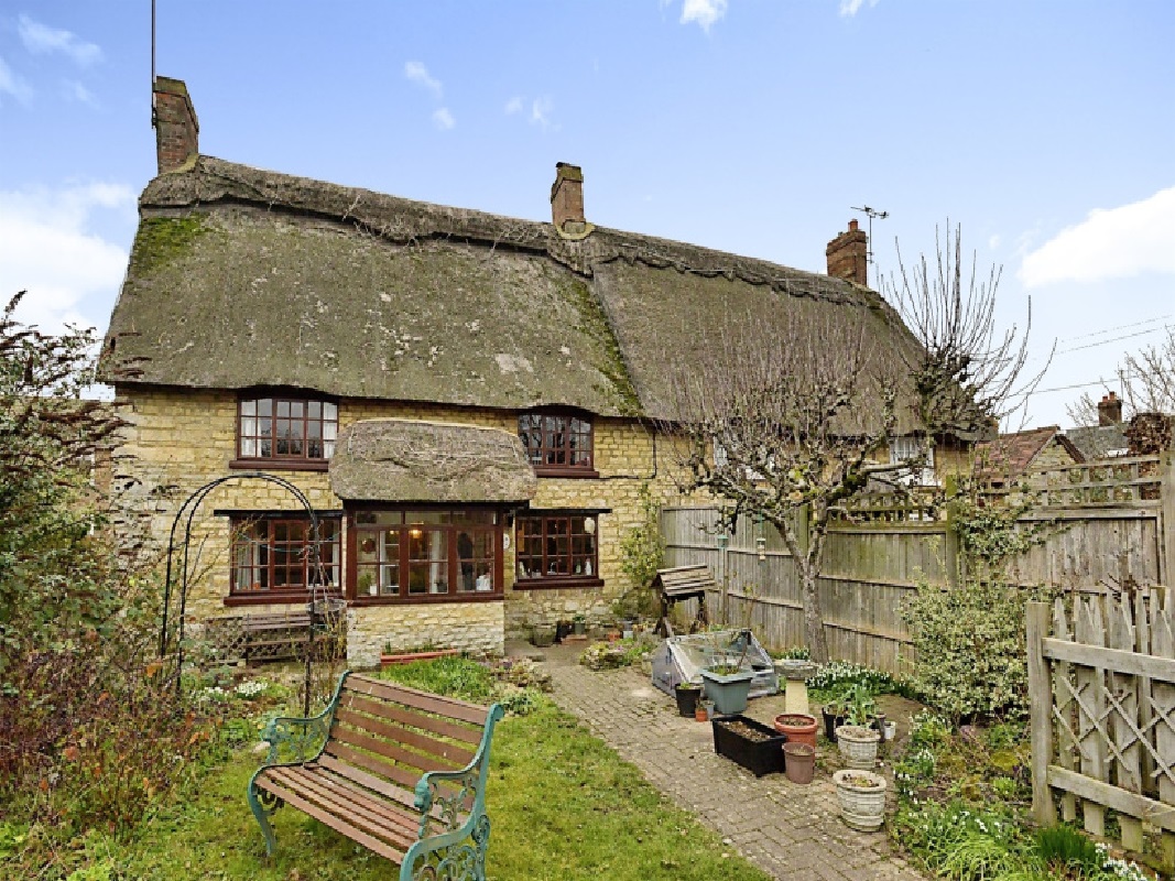 2 Bed Thatched Cottage in Milton Keynes - For Sale with Brown & Merry Auctions with a Guide Price of £300,000 (March 2023)