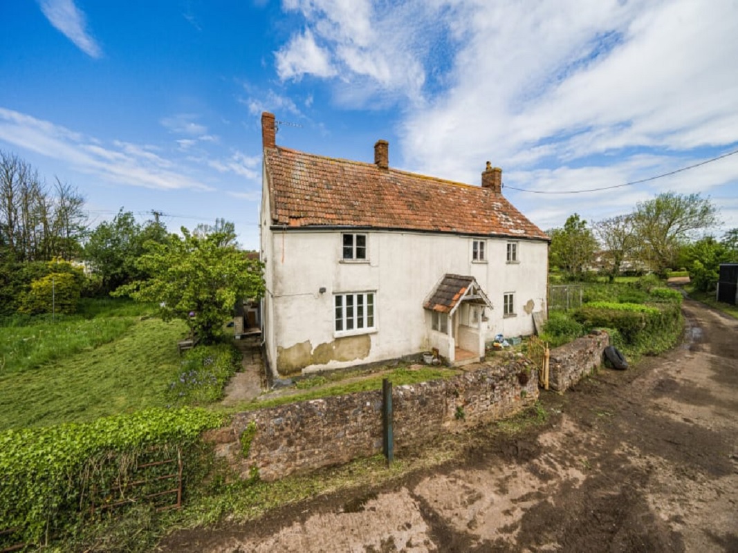 4 Bed Former Farmhouse in Bridgwater - For Sale with Greenslade Taylor Hunt Auctions with a Guide Price of £200,000 (June 2023)