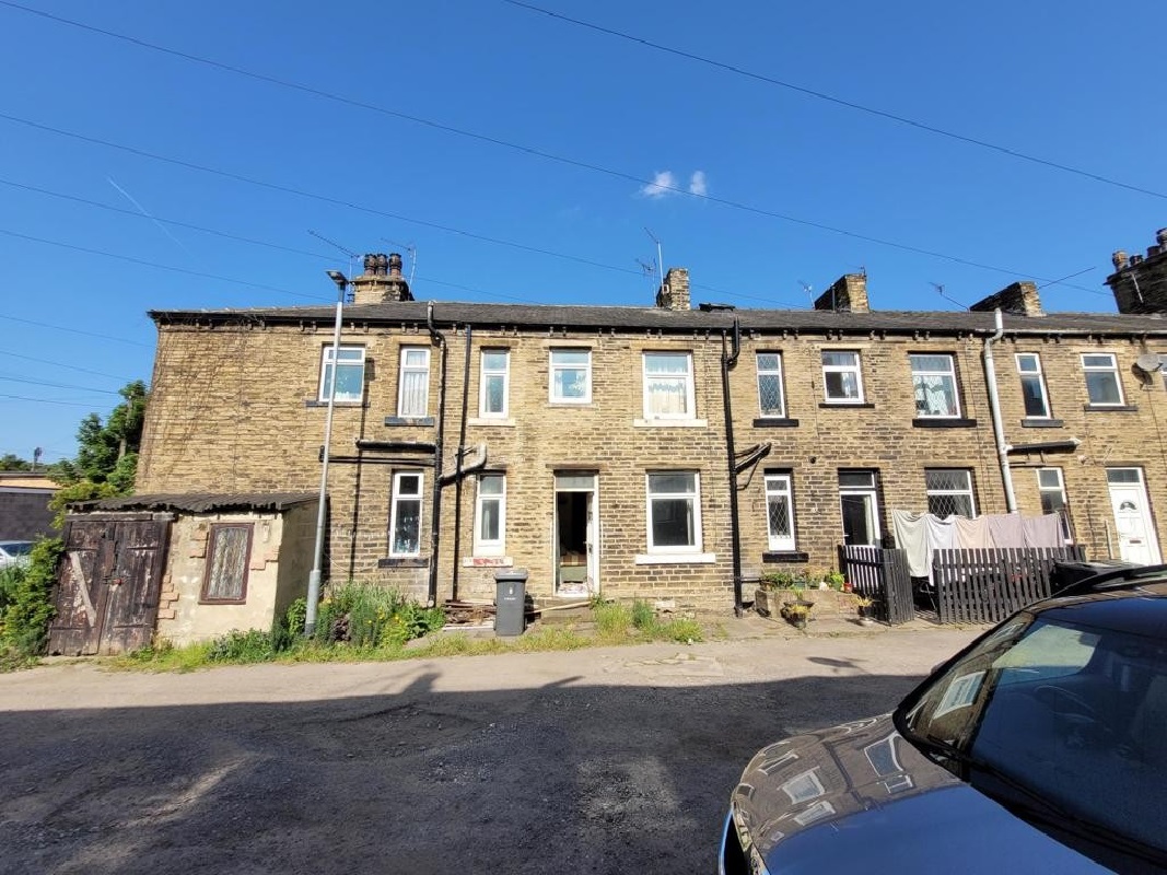 1 Bed Terraced House in Bradford - For Sale with Pugh Property Auctions with a Guide Price of £45,000 (June 2023)