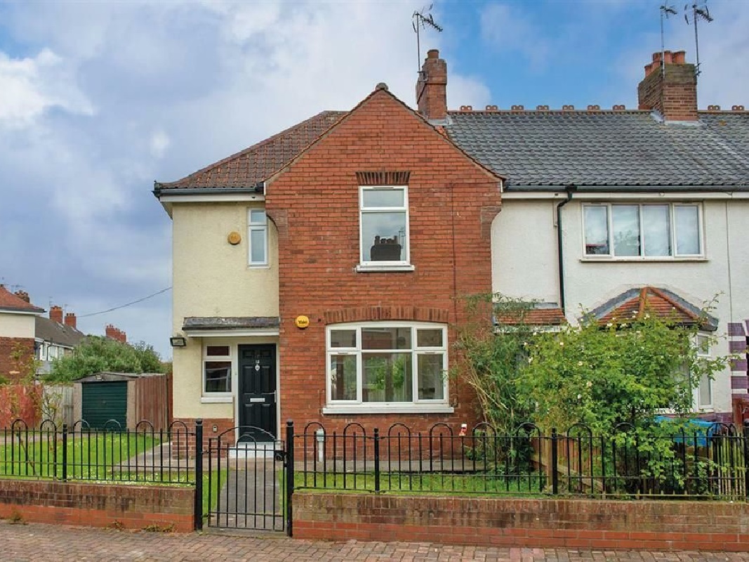 3 Bed End-Terrace House in Hull - For Sale with Town & Country Property Auctions with a Guide Price of £50,000 (June 2023)