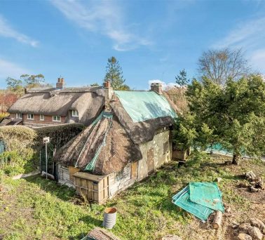2 Bed Detached Thatched Cottage in Fordingbridge - For Sale with Symonds and Sampson Property Auctions with a Guide Price of £250,000 (July 2023)