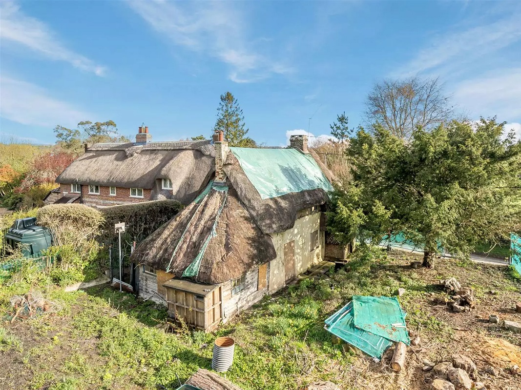 2 Bed Detached Thatched Cottage in Fordingbridge - For Sale with Symonds and Sampson Property Auctions with a Guide Price of £250,000 (July 2023)