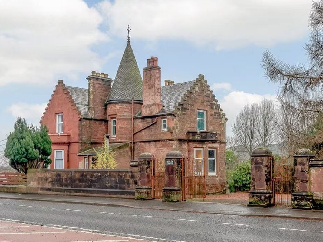 3 Bed 19th Century Villa in Wemyss Bay - For Sale with Future Property Auctions with a Minimum Opening Bid of £170,000 (October 2023)