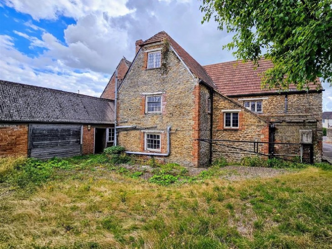 7 Bed Grade II Listed Cottage in Swindon - For Sale with Fox & Sons Property Auctions with a Guide Price of £475,000 (October 2023)