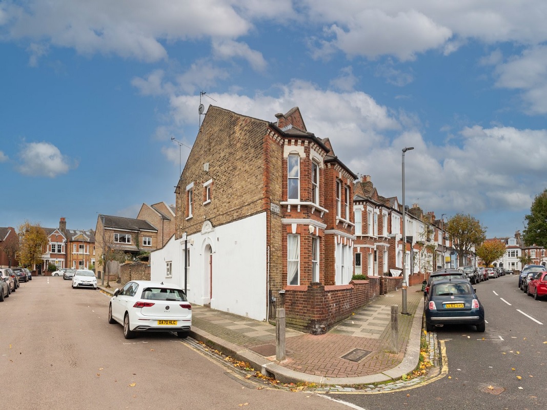 1 Bed First Floor Flat in Wandsworth - For Sale with Savills Property Auctions with a Guide Price of £350,000 (December 2023)