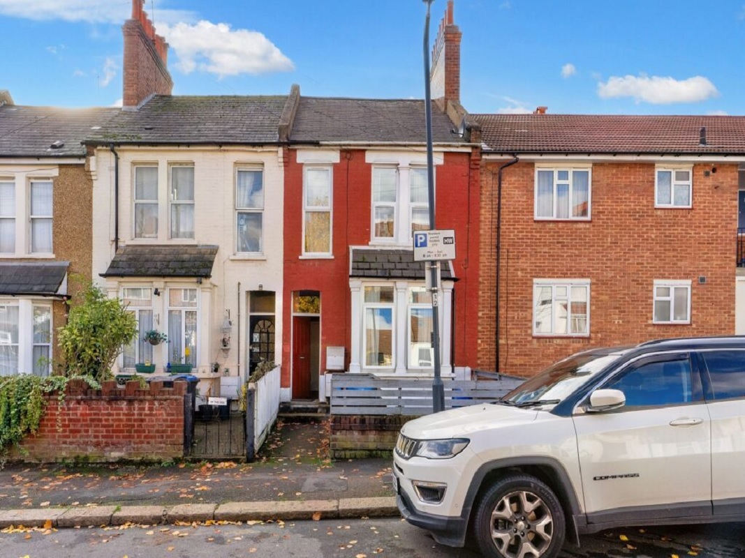 1 Bed Ground Floor Flat in London - For Sale with Property Solvers Online Auctions with an Opening Bid of £270,000 (December 2023)