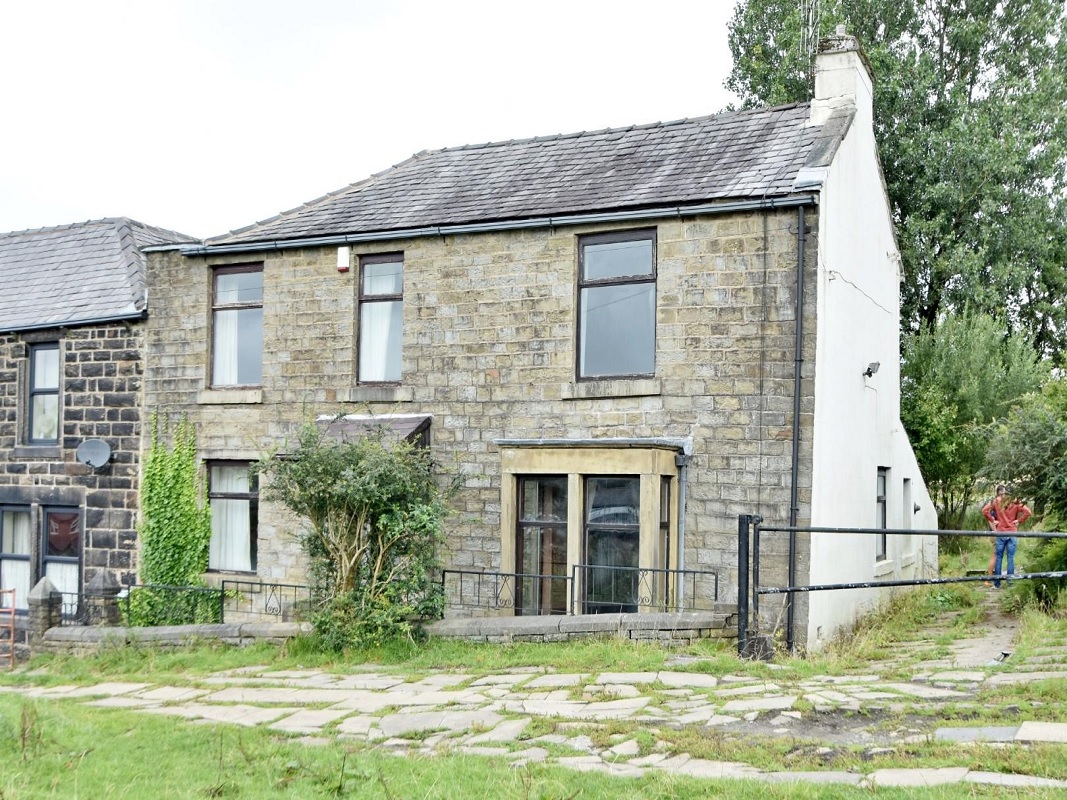 4 Bed Double Fronted Cottage in Bacup - For Sale with Pearson Ferrier Auctions with a Guide Price of £125,000 (December 2023)