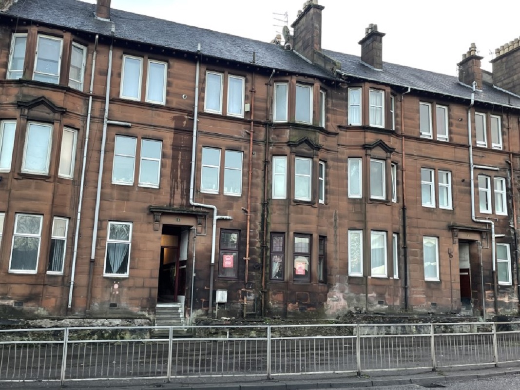 2 Bed Ground Floor Flat in Paisley - For Sale with Auction House Scotland with a Guide Price of £10,000 (December 2023)
