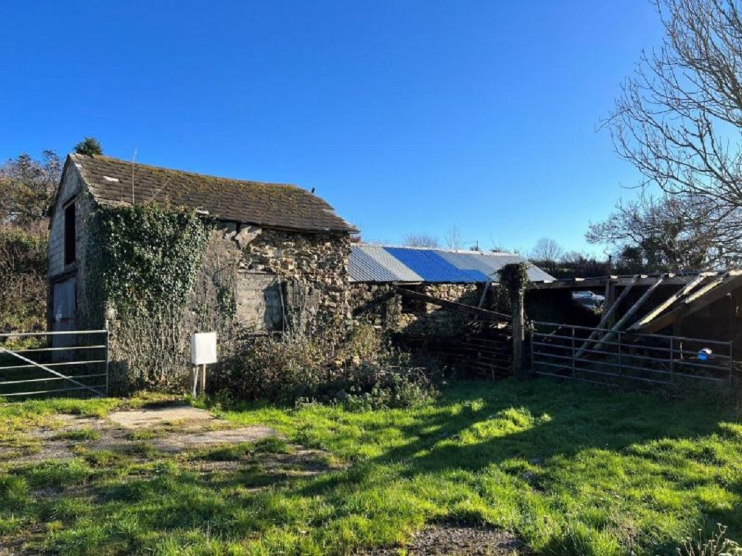 2 Stone Barns in Liskeard - For Sale with Kivells Auctions with a Guide Price of £50,000 (January 2024)
