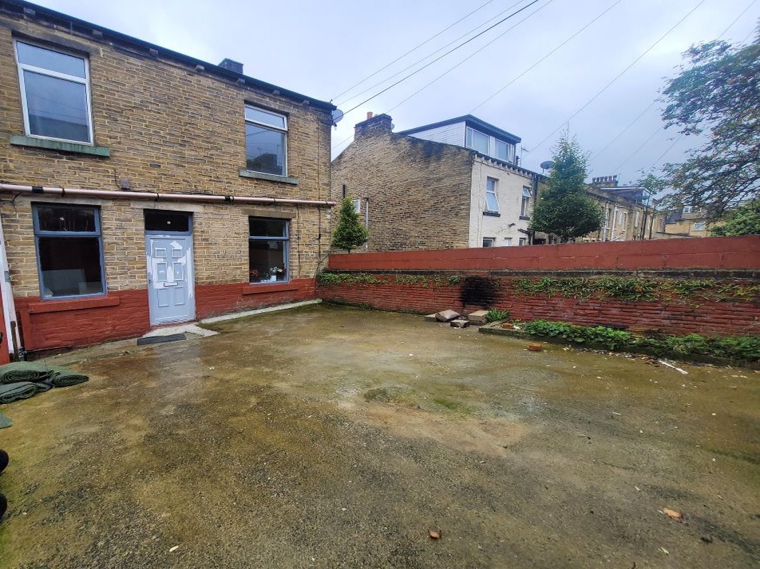 3 Bed Terrace House in Bradford - For Sale with Harman Healy Auctions with a Guide Price of £63,500 (January 2024)