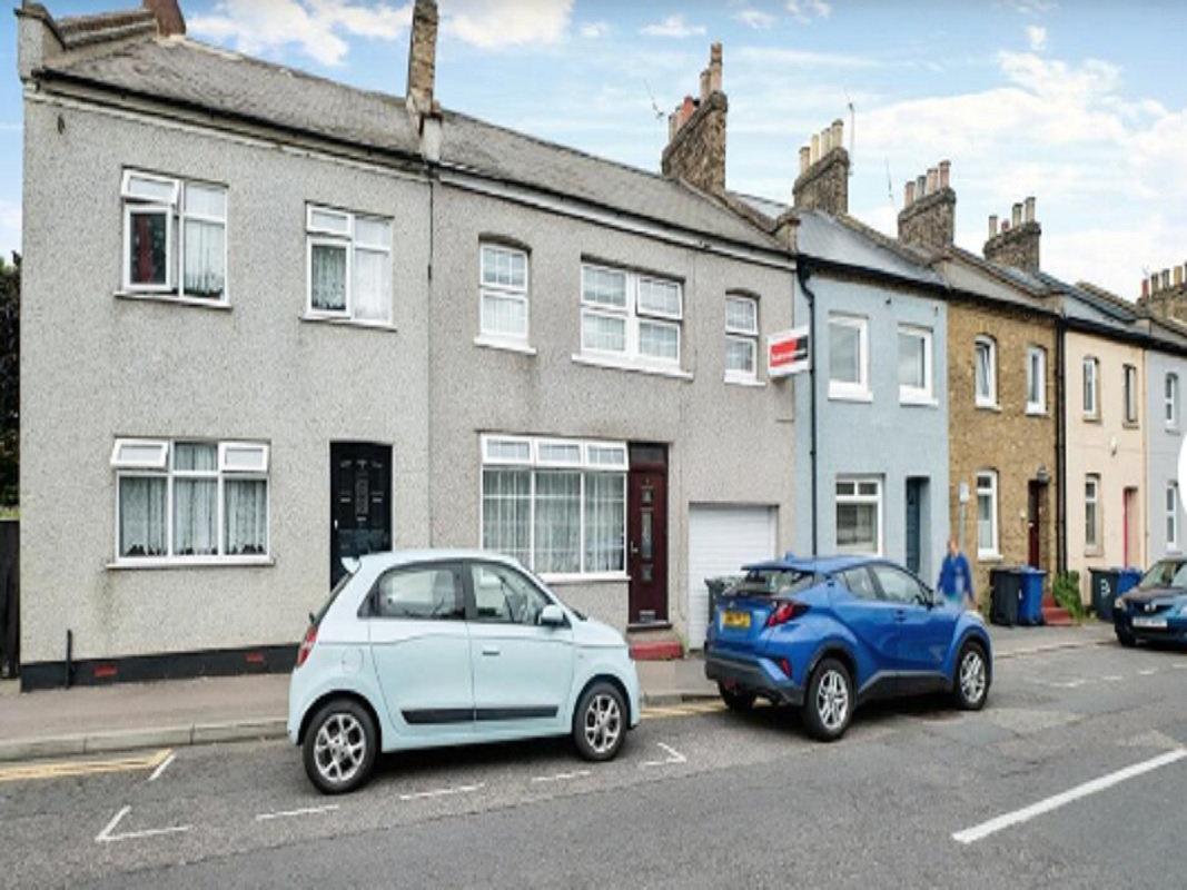 4 Bed Terrace House in Purfleet - For Sale with iamsold with a Starting Bid of £425,000 (January 2024)