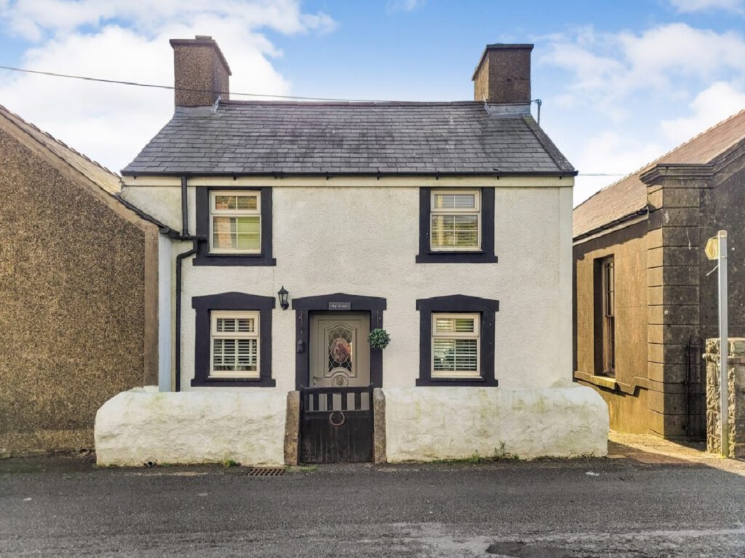 3 Bed Cottage in Pwllheli - For Sale with Property Solvers Online Auctions with an Opening Bid of £115,000 (January 2024)