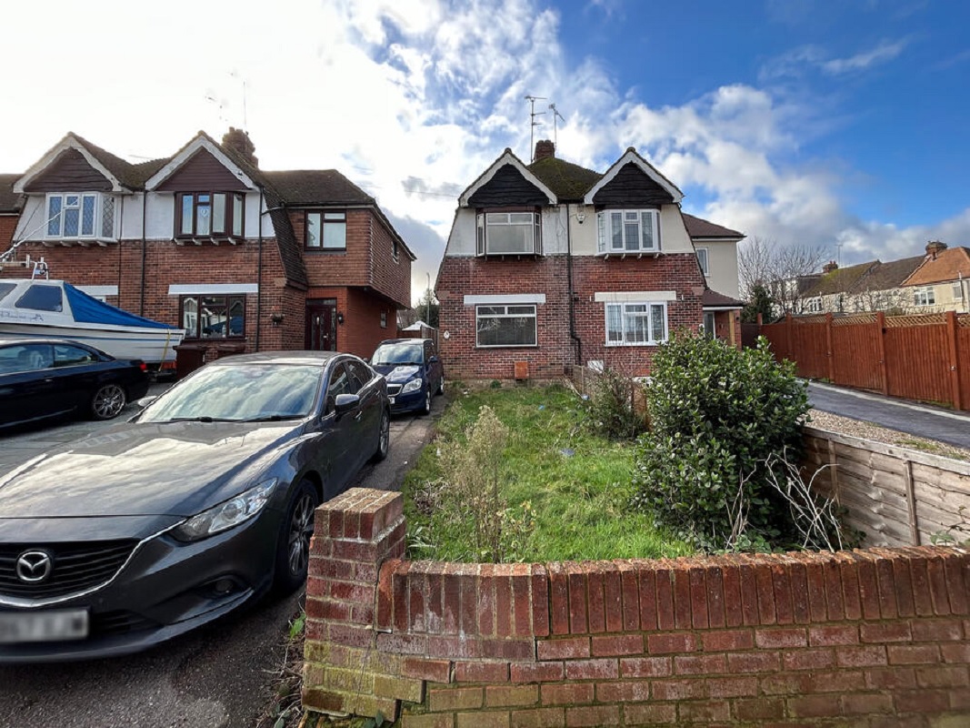 3 Bed Semi-Detached Home in Rainham - For Sale with Auction Hammer Midlands Property Auctions with a Guide Price of £260,000 (January 2024)