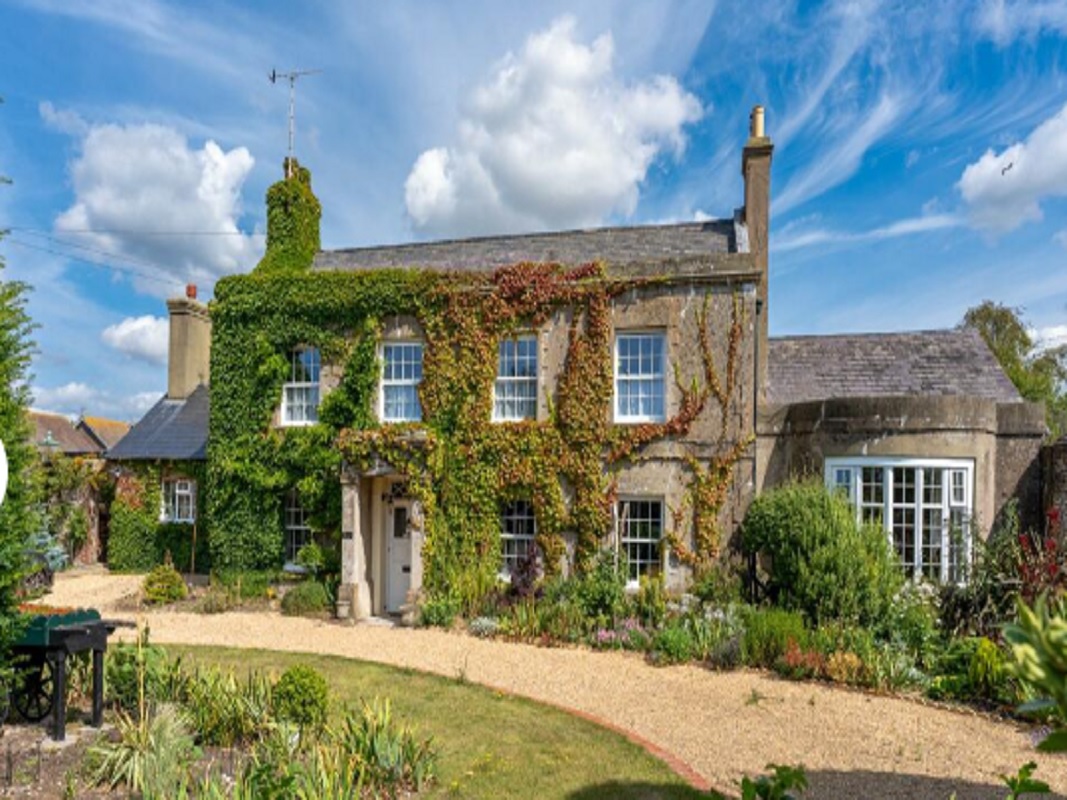 5 Bed Country House in Lancing - For Sale with iamsold with a Starting Bid of £900,000 (January 2024)