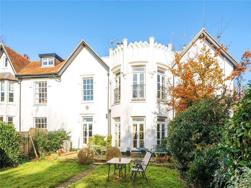 5 Bed Property and Paddock in Lymington - For Sale with Town & Country Property Auctions with a Guide Price of £1,000,000 (January 2024)
