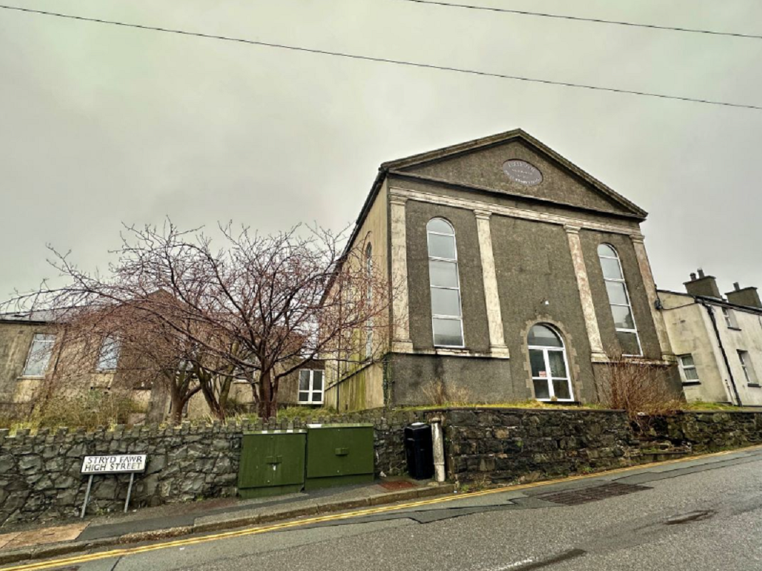 Independent Chapel with Planning in Deiniolen - For Sale with Auction House Wales with an opening bid of £125,000 (January 2024)