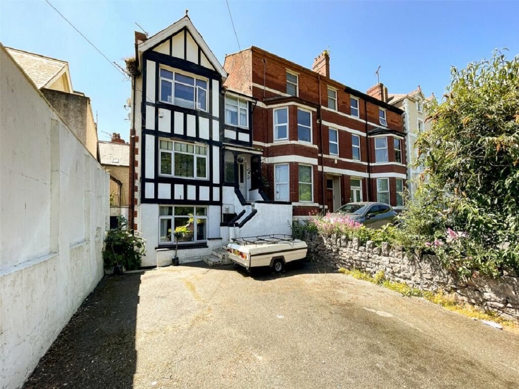 1 Bed Basement-Level Flat in Colwyn Bay - For Sale with Town & Country Property Auctions with a Guide Price of £35,000 (February 2024)