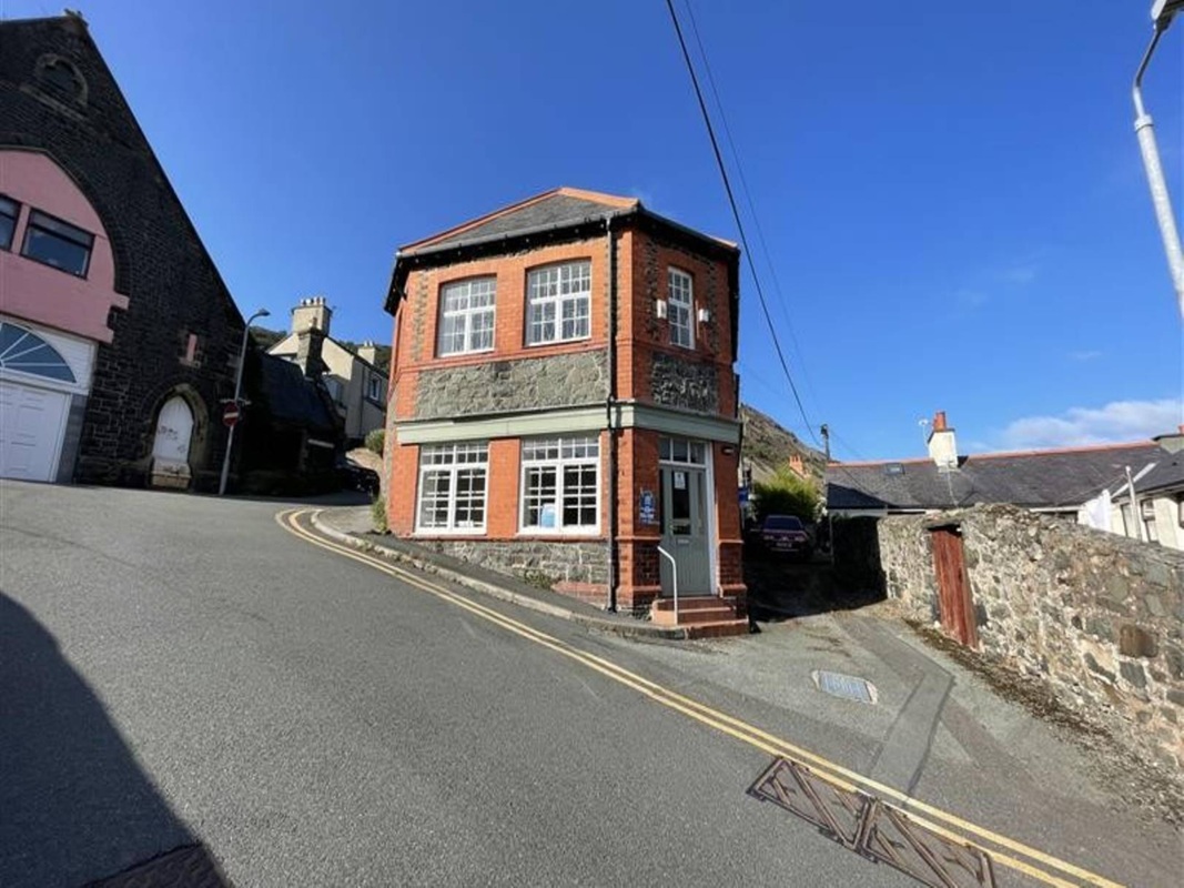 2 Storey Former Community Centre with Planning Permisison in Penmaenmawr - For Sale with Pugh Auctions with a Guide Price of £50,000 (October 2025)