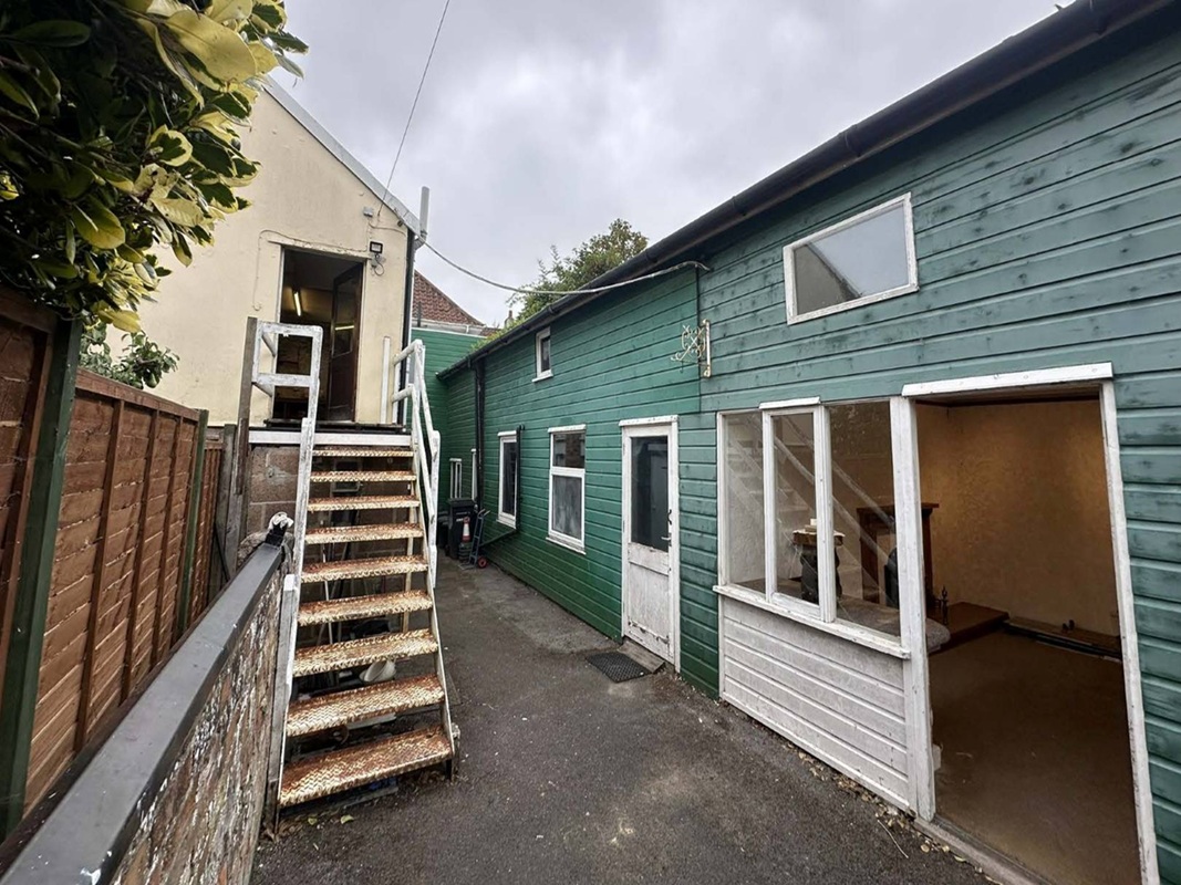Workshop-Store in Taunton - For Sale with gth with a Guide Price of £40,000 (October 2025)
